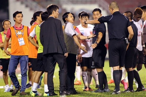 V.League 2017: Câu lạc bộ Thành phố Hồ Chí Minh giành chiến thắng 5-2 trong trận cầu nhiều tranh cãi