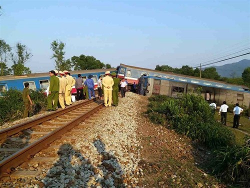 Thừa Thiên - Huế: Tàu hỏa đâm xe tải làm 3 người chết