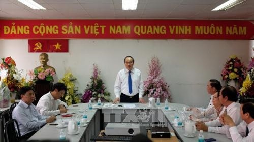 Chủ tịch Ủy ban Trung ương MTTQ Việt Nam Nguyễn Thiện Nhân chúc mừng cán bộ ngành Y tế Thành phố Hồ Chí Minh