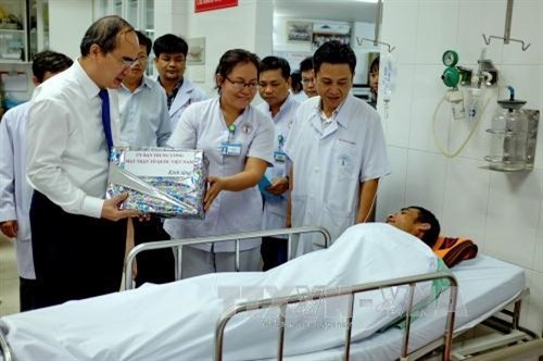 Đồng chí Nguyễn Thiện Nhân thăm, chúc mừng cán bộ, nhân viên y tế Thành phố Hồ Chí Minh