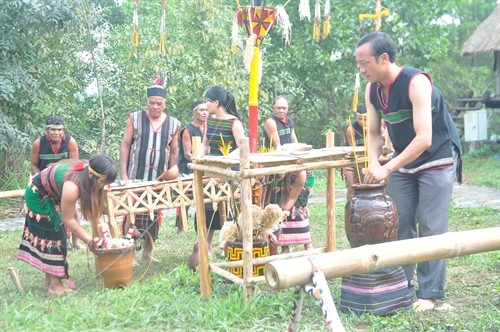Lễ cúng cổng bon làng của người M’Nông