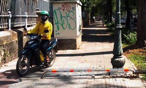 Thành phố Hồ Chí Minh: Quận 1 thay đổi mẫu barie chắn vỉa hè