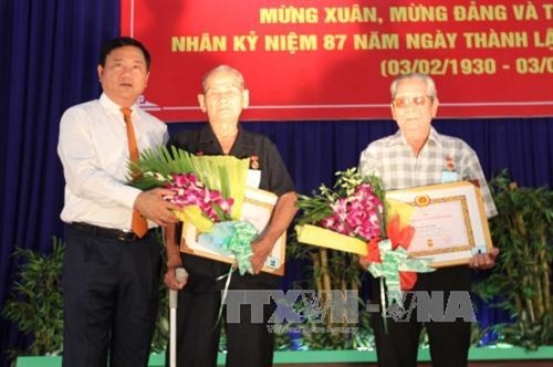 Thành phố Hồ Chí Minh: Huyện Củ Chi trao tặng huy hiệu Đảng và họp mặt truyền thống nhân kỷ niệm Ngày thành lập Đảng
