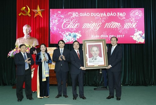 Chủ tịch nước Trần Đại Quang thăm, làm việc và chúc Tết Bộ Giáo dục và Đào tạo