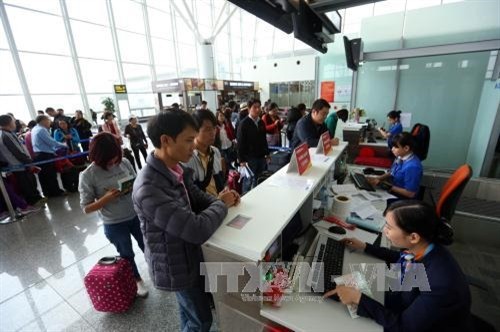 Đón vị khách quốc tế đầu tiên sử dụng thị thực điện tử Việt Nam đến Thành phố Hồ Chí Minh
