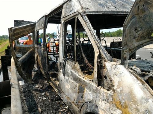 Xe ô tô bốc cháy trên cao tốc Thành phố Hồ Chí Minh-Trung Lương, 14 người thoát nạn