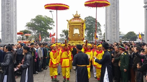 广宁省翁门祠庙会被授予国家级非物质文化遗产证书