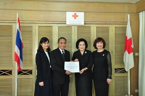 旅居泰国越南人为泰国南部灾区人民赠送慰问品