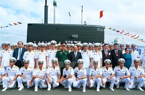 阮春福总理出席“186-岘港”号和“187-巴地头顿”号潜艇升旗仪式