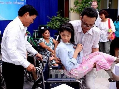 日本前首相鸠山由纪夫向越南残疾人赠送60辆轮椅