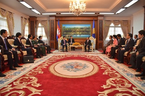 Phó Thủ tướng Phạm Bình Minh đến chào Chủ tịch Quốc hội Campuchia Samdech Heng Samrin