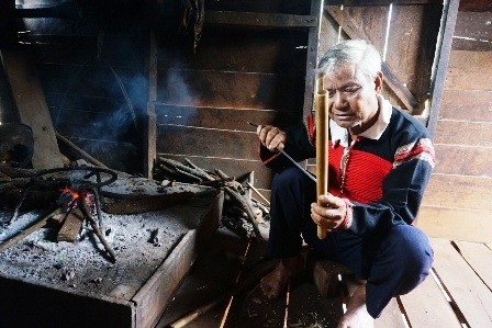 Nghệ nhân Y Bruăt Êban "giữ lửa" cho buôn Ea Sút