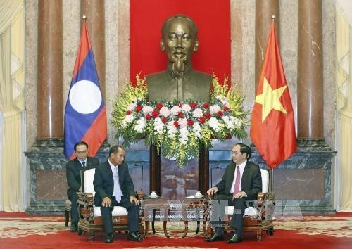Chủ tịch nước Trần Đại Quang và Thủ tướng Nguyễn Xuân Phúc tiếp Bộ trưởng An ninh Lào