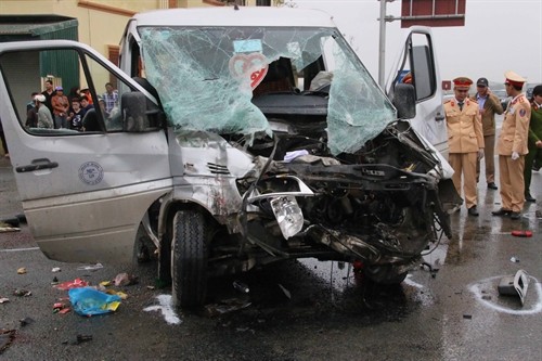 Tai nạn giao thông đặc biệt nghiêm trọng tại Hà Nam: ít nhất 17 người chết và bị thương