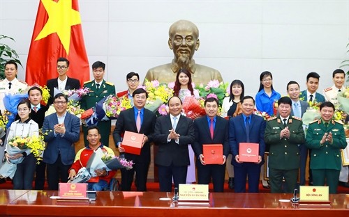 Thủ tướng Nguyễn Xuân Phúc gặp các gương mặt trẻ tiêu biểu năm 2016