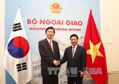 越南政府副总理兼外长范平明与韩国外长尹炳世举行会谈