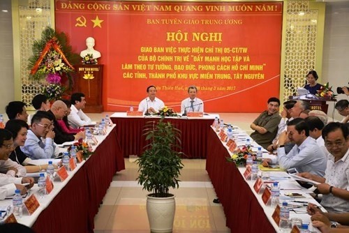 越南全国各地积极贯彻中央政治局关于学习胡志明思想道德的5号指示精神