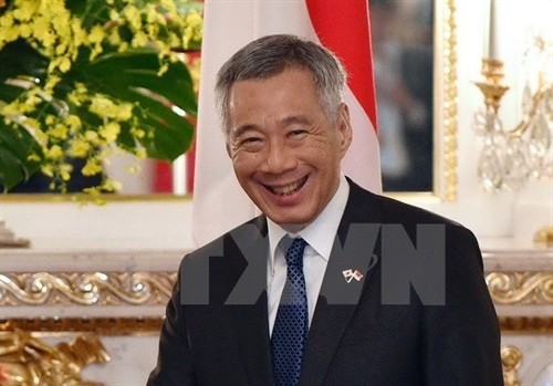 新加坡总理李显龙与夫人开始对越南进行正式访问