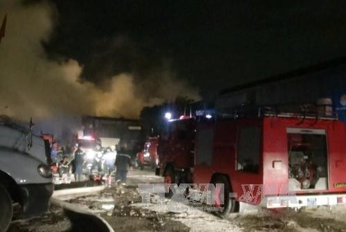 Dập tắt đám cháy trong đêm tại nhà xưởng rộng 1.000 m2 ở Thành phố Hồ Chí Minh