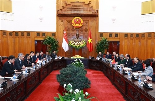 政府总理阮春福与新加坡总理李显龙举行会谈