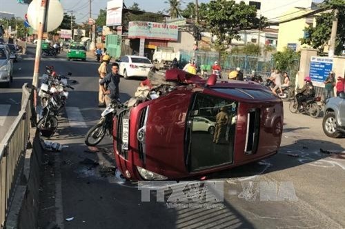 Thành phố Hồ Chí Minh: Ô tô nổ lốp tông xe máy, một người tử vong