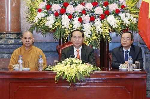陈大光主席会见旅居泰国越侨和安南宗佛教代表