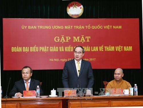 阮善仁会见旅泰越南侨胞和安南宗佛教代表