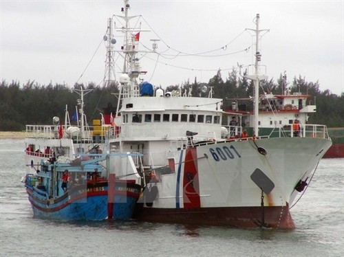 庆和省海上遇险渔船成功拖拽到岸