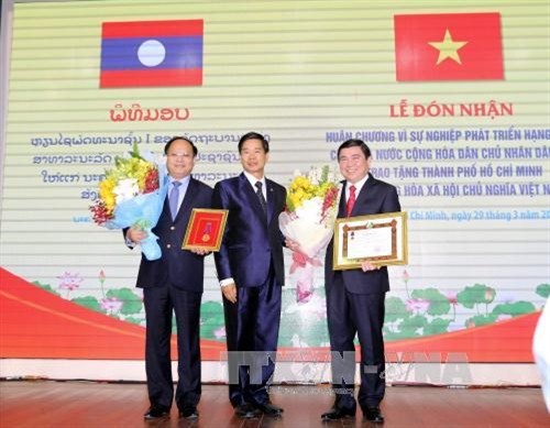 Thành phố Hồ Chí Minh đón nhận Huân chương Phát triển hạng Nhất của Nhà nước Lào trao tặng