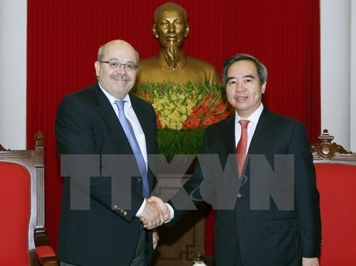 越共中央经济部部长阮文平会见国际货币基金组织专家代表团