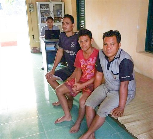 Đồn Biên phòng Bãi Giá cứu được 3 thuyền viên Indonesia mất tích ở cửa biển Mỹ Thanh
