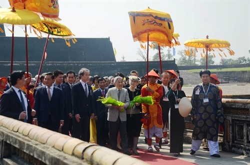 Nhà vua và Hoàng hậu Nhật Bản thăm Cố đô Huế