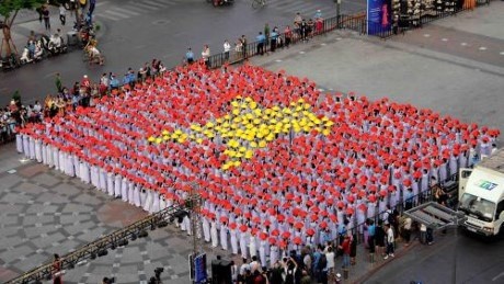 3000名女生身穿奥黛游行 庆祝胡志明市奥黛节
