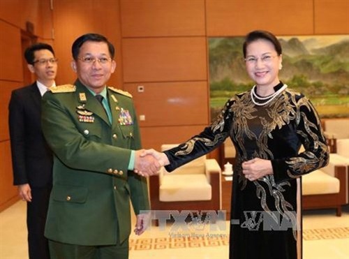 国会主席阮氏金银会见缅甸国防军总司令敏昂莱