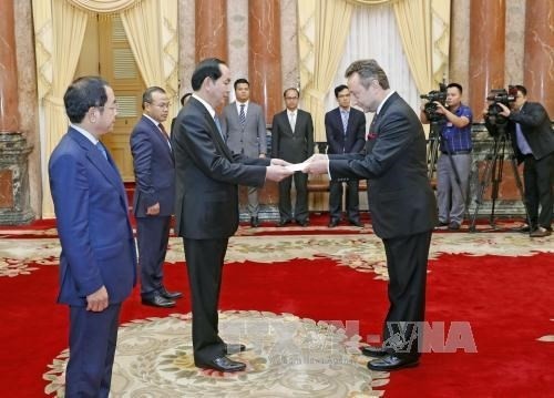 越南国家主席陈大光接受六国大使递交的国书