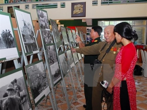 “历史性时刻”摄影展在胡志明战役博物馆开展
