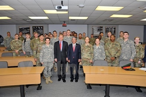 越南驻美大使范光荣访问美国军事学院
