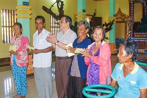 西南部事务指导委员会领导代表向高棉族同胞致以节日祝福