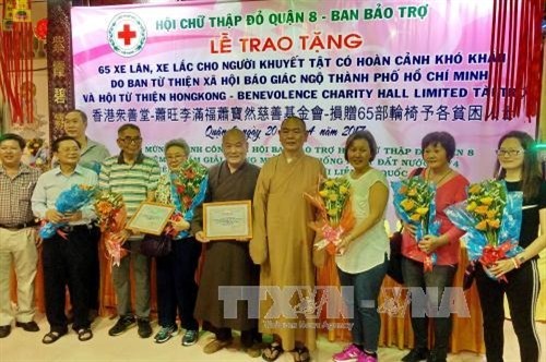 Thành phố Hồ Chí Minh: tặng xe lăn cho người khuyết tật nghèo dịp 30/4