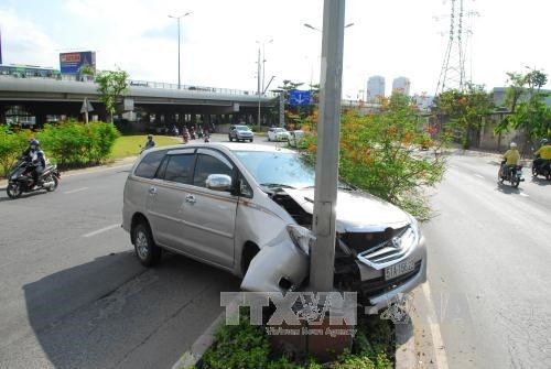 4 xe ô tô gặp nạn do dầu nhớt bị đổ trên đuờng Nguyễn Hữu Cảnh, Thành phố Hồ Chí Minh