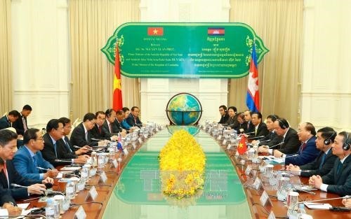Thủ tướng Nguyễn Xuân Phúc hội đàm với Thủ tướng Campuchia Samdech Techo Hun Sen
