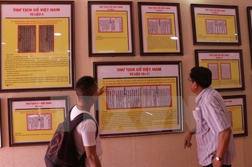 “黄沙和长沙归属越南：历史证据和法律依据”地图资料图片展在乂安省举行