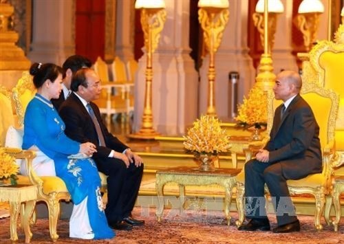 政府总理阮春福对柬埔寨王国进行正式访问  拜见柬埔寨国王西哈莫尼