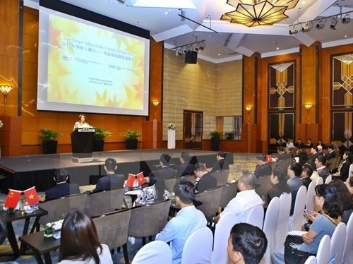越中经贸合作座谈会在河内举行