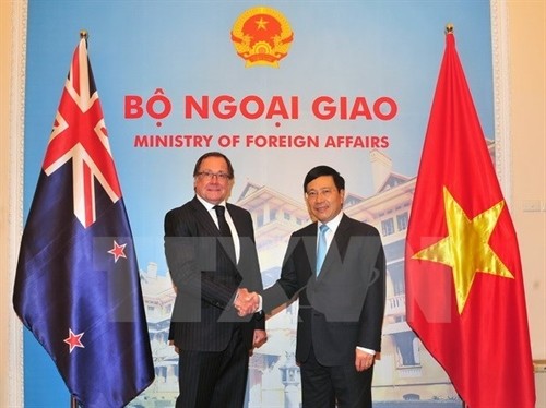 越南政府副总理兼外交部长范平明与新西兰外交部长默里·麦卡利举行会谈