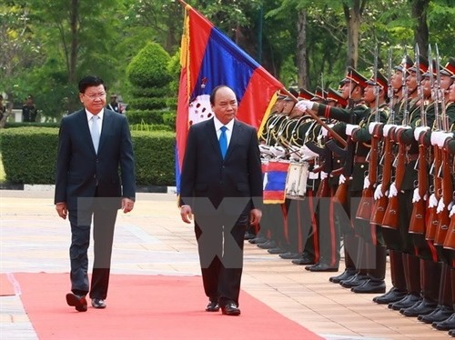 老挝总理通伦·西苏里偕夫人举行仪式欢迎越南政府总理阮春福到访