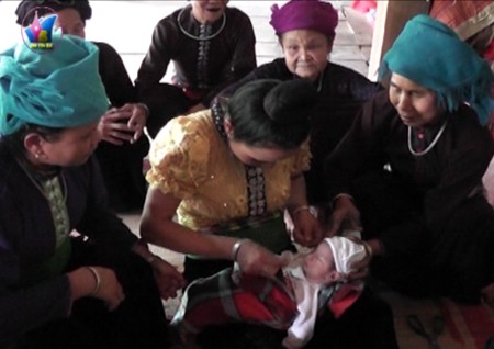 Lễ cúng đặt tên cho trẻ mới sinh của người Thái đen