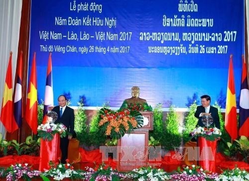 阮春福与老挝总理通伦共同主持2017年越老两国友好团结年启动仪式