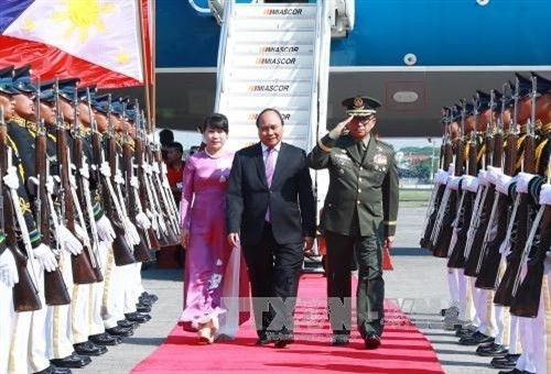 阮春福总理抵达马尼拉出席第30届东盟峰会