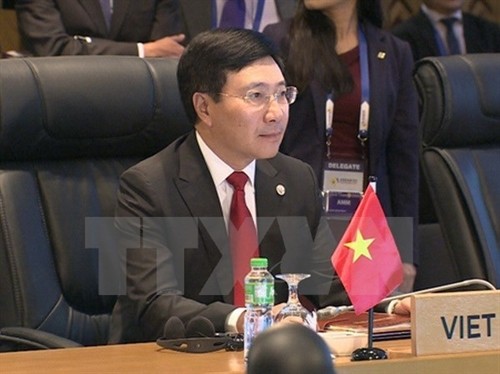 越南政府副总理兼外长范平明与东盟各国外长举行双边会晤